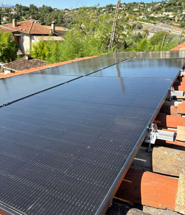 Pose de panneaux solaires dans les 06