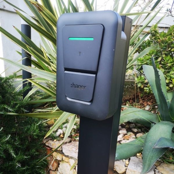 Pose de borne de recharge dans une entrée de maison